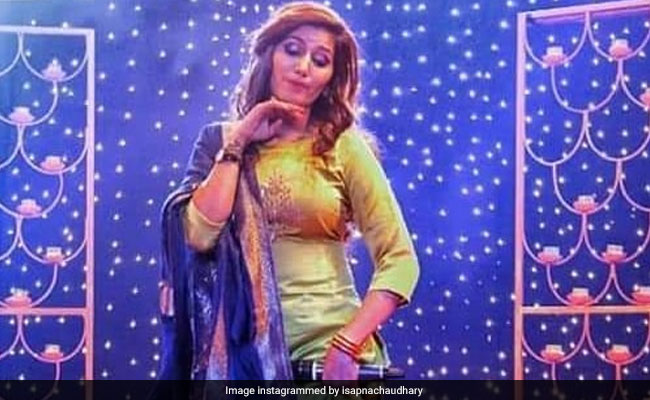 सपना चौधरी ने 'तेरी आंख्या का यो काजल' पर किया ऐसा डांस, घायल हुए फैन्स, Video हुआ Viral