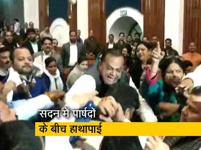 सदन में भिड़े BJP-AAP के पार्षद