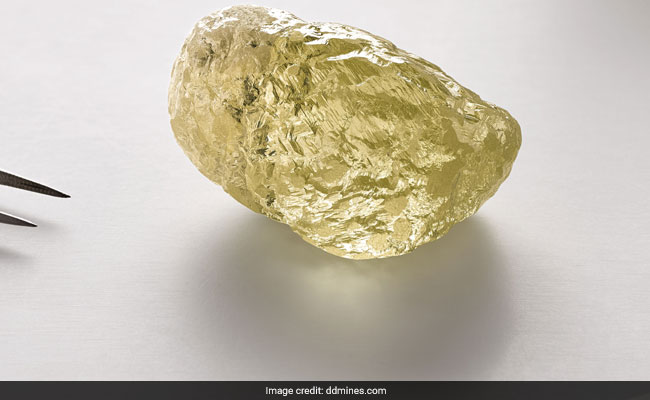 सालों से हीरे की तलाश में मजदूर बने इस शख्स की जब किस्मत चमकी तो एक क्षण में करोड़पति बन गया