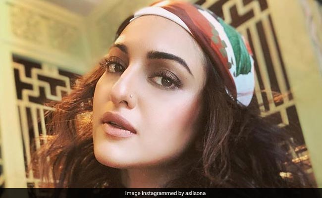 सोनाक्षी सिन्हा ने ऑर्डर किए हेडफोन, पैकेट खोला तो निकला कुछ ऐसा, उड़ गए होश