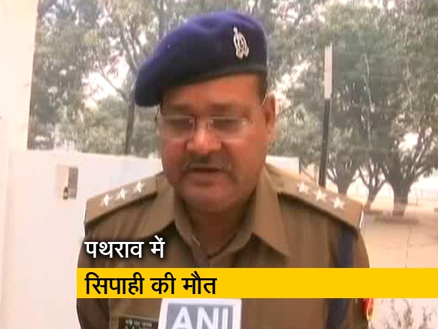 भीड़ के पथराव में सिपाही की मौत