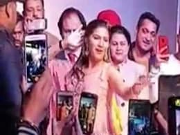 सपना चौधरी ने 'तेरी आंख्या का यो काजल' सॉन्ग पर उड़ाया गरदा, Video ने मचाया धमाल सपना चौधरी ने 'तेरी आंख्या का यो काजल' सॉन्ग पर उड़ाया गरदा, Video ने मचाया धमाल