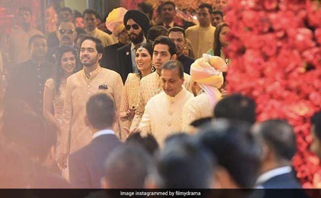 Isha Ambani Wedding: ईशा अंबानी के घर बारात लेकर पहुंचे आनंद पीरामल, यूं अंबानी परिवार ने किया बारातियों का स्वागत, देखें VIDEO