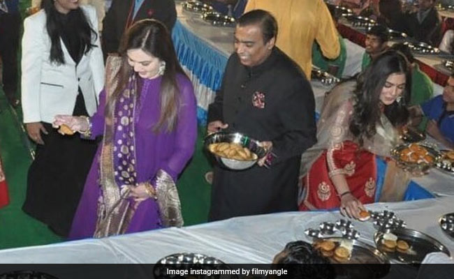 ईशा अंबानी-आनंद पीरामल की शादी की रस्में शुरू, 5100 लोगों को खाना खिलाकर किया 'श्री गणेश', देखें तस्वीरें