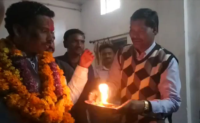 मध्य प्रदेशः जब मंत्री जी को 'भगवान' मानकर शिक्षाधिकारी ने उतारी आरती