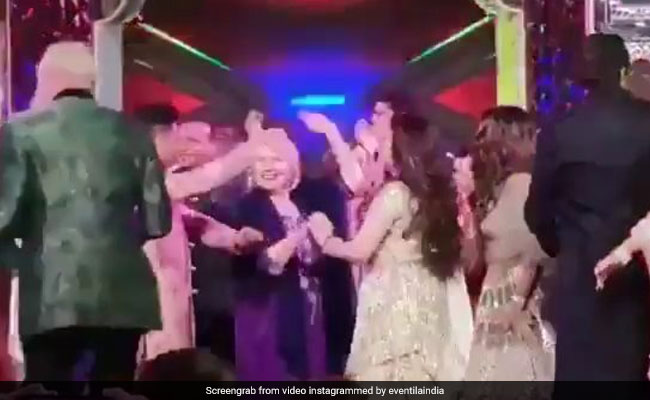 Isha Ambani Wedding: 'तूने मारी एंट्रियां रे दिल में बजी घंटियां' गाने पर जब Hillary Clinton ने किया जमकर डांस