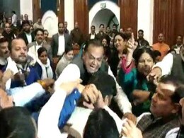 दिल्ली: टाउन हॉल में BJP पार्षद ने AAP पार्षद को मारा घूसा, जमकर मचा बवाल- देखें VIDEO दिल्ली: टाउन हॉल में BJP पार्षद ने AAP पार्षद को मारा घूसा, जमकर मचा बवाल- देखें VIDEO