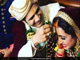 एक और TV एक्ट्रेस के हाथों में रची मेहंदी, VIDEO के साथ देखिए मंदिर में हुई इस शादी की सभी तस्वीरें एक और TV एक्ट्रेस के हाथों में रची मेहंदी, VIDEO के साथ देखिए मंदिर में हुई इस शादी की सभी तस्वीरें