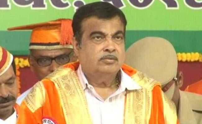 केंद्रीय मंत्री नितिन गडकरी मंच पर बेहोश होकर गिरे, अरविंद केजरीवाल ने ट्वीट कर कही यह बात