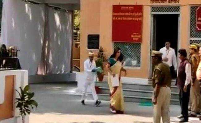 जब सीएम योगी के काफिले के आगे दौड़ लगाती दिखीं डीएम साहिबा, देखें VIDEO...