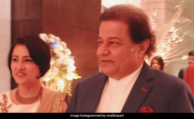 अनूप जलोटा का यूं दिखा दमदार अंदाज, अलका याग्निक के बेटी की शादी में पहुंचे ये सेलेब्स... देखें Video