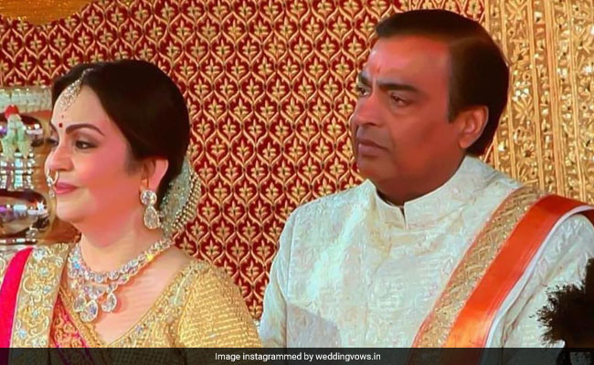 Isha Ambani Wedding: वरमाला के दौरान मुकेश अंबानी हुए इमोश्नल, मेहमानों ने ऐसे देखी 'शाही जोड़े' की शादी, देखें VIDEO