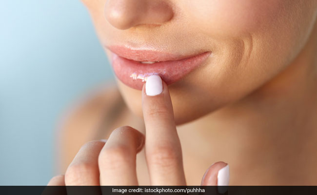 Natural Lip Scrubs: 7 Amazing Beauty Recipes to Take Care of Chapped Lips