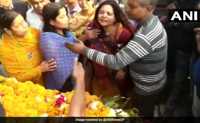 शहीद इंस्पेक्टर की पत्नी ने कहा- पहले भी दो बार गोली से घायल हुए, बहन बोलीं- अखलाक केस की जांच और पुलिस की साजिश बनी वजह