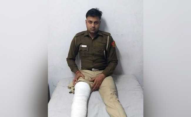 बाइक पर भाग रहे थे अपराधी, कांस्टेबल ने हवा में लगाई छलांग, पकड़कर गिराया नीचे और पहुंचा दिया सलाखों के पीछे