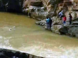 झरने के पास दोस्तों के साथ Selfie ले रहा था स्टूडेंट, पानी में गिरते ही मांगता रहा मदद और फिर... झरने के पास दोस्तों के साथ Selfie ले रहा था स्टूडेंट, पानी में गिरते ही मांगता रहा मदद और फिर...