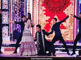 गौरी खान ने ईशा अंबानी की शादी में किया जोरदार डांस, Video देख कहेंगे OMG ! गौरी खान ने ईशा अंबानी की शादी में किया जोरदार डांस, Video देख कहेंगे OMG !