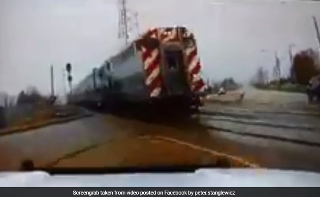 पुलिस के पास से तेज रफ्तार से निकली ट्रेन, रुकी रह गईं लोगों की सांसे, वायरल हुआ VIDEO