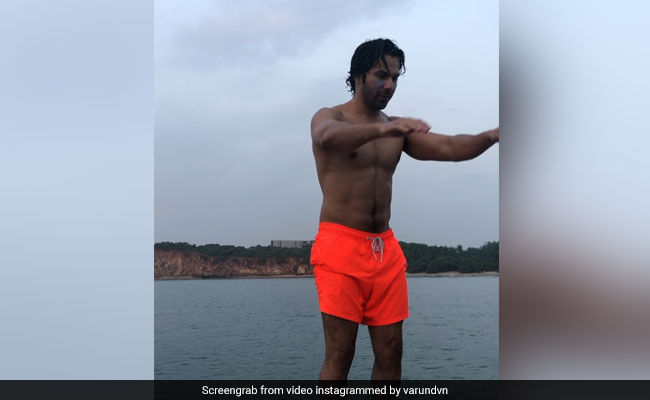 गहरे पानी में वरुण धवन ने लगाई छलांग, मस्ती के मूड में यूं आए नजर... देखें  Video