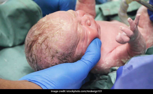 ऑटो ड्राइवर ने प्रेग्नेंट महिला को पहुंचाया अस्पताल, बेटी होने के बाद भाग गई मां तो शख्स ने किया ऐसा...