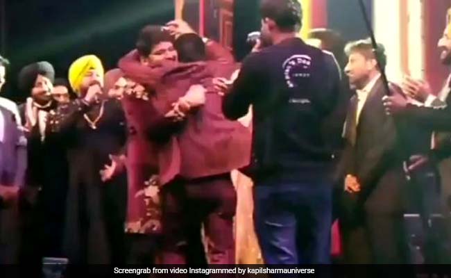 कपिल शर्मा की शादी पर चंदू को आया इतना प्यार, लुटा डालीं नोटों की गड्डियां- देखें Video