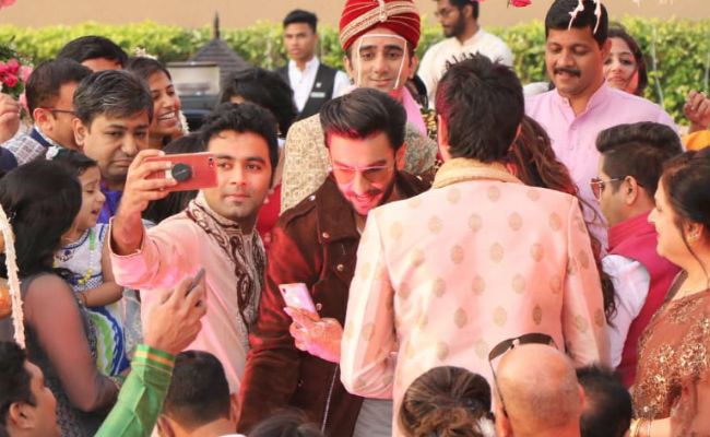Ranveer Singh Gatecrashes A Wedding During <i>Simmba</i> Promotions In Mumbai. See Pics