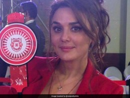 IPL 2020: UAE पहुंचकर KXIP के खिलाड़ियों से नहीं मिल पाईं प्रीति जिंटा, तो होटल के कमरे से दिया संदेश..देखें Video IPL 2020: UAE पहुंचकर KXIP के खिलाड़ियों से नहीं मिल पाईं प्रीति जिंटा, तो होटल के कमरे से दिया संदेश..देखें Video