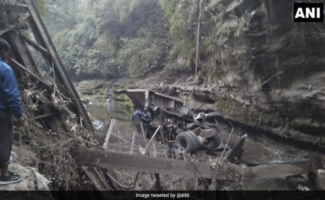 उत्तराखंड के देहरादून में पुल गिरने से दो लोगों की मौत, 3 घायल