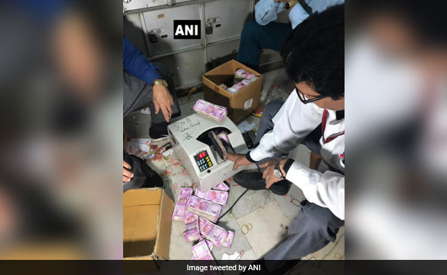 चांदनी चौक की एक छोटी सी दुकान बनी आयकर टीम का 'घर': रेड में मिले 300 लॉकर्स, एक महीने से वहीं हो रही नोटों की गिनती