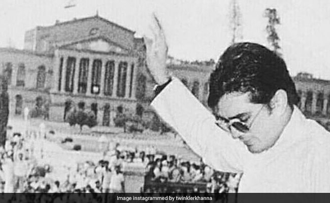 On Rajesh Khanna's Birth Anniversary, Twinkle Posts An Old Pic Of Her Dad. Reveals Interesting Trivia