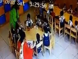 गुरुग्राम के स्कूल में मासूम बच्चों के मुंह पर टेप चिपकाकर किया टॉर्चर, देखें- VIDEO गुरुग्राम के स्कूल में मासूम बच्चों के मुंह पर टेप चिपकाकर किया टॉर्चर, देखें- VIDEO