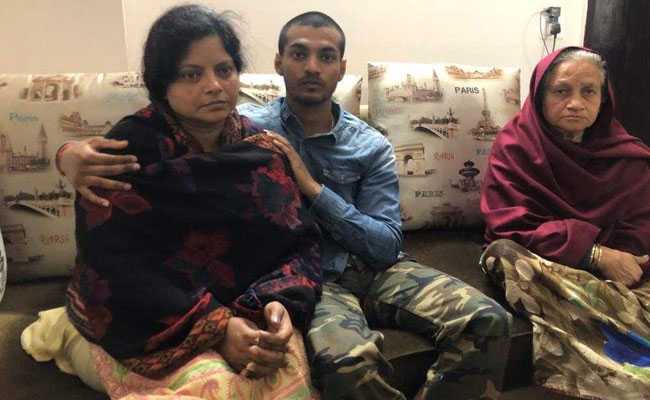 बुलंदशहर कांड : इंस्पेक्टर सुबोध कुमार सिंह की पत्नी ने कहा, मिटाए जा रहे हैं हत्या के सबूत