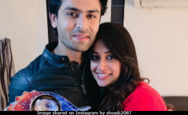 Viral: Video Of <I>Bigg Boss 12</i> Winner Dipika Kakar Escorted Out In The Arms Of Husband  Shoaib Ibrahim After Grand Finale