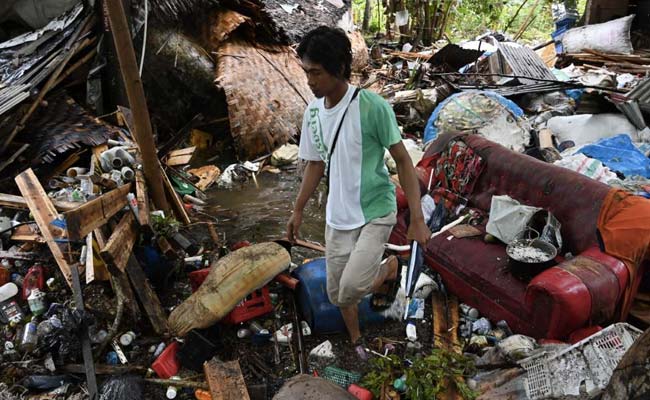 इंडोनेशिया में एक और सुनामी का खतरा, हो चुकी है अब तक 200 से ज्यादा लोगों की मौत इंडोनेशिया में एक और सुनामी का खतरा, हो चुकी है अब तक 200 से ज्यादा लोगों की मौत