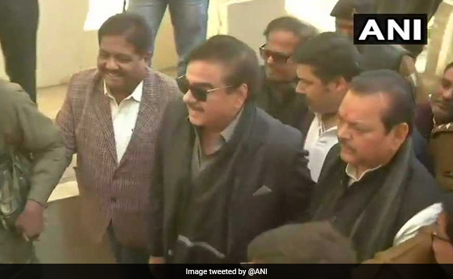 आखिर रिपोर्टर ने ऐसा क्या पूछा कि शत्रुघ्न सिन्हा को बोलना पड़ा 'खामोश',  और फिर चलते बने