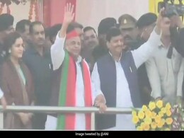 होली के अवसर पर एकजुट दिखा मुलायम का कुनबा, चाचा भतीजा जिंदाबाद के लगे नारे होली के अवसर पर एकजुट दिखा मुलायम का कुनबा, चाचा भतीजा जिंदाबाद के लगे नारे