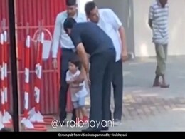 तैमूर अली खान बिल्ली को देखते ही हो गए खुश, करने लगे खेलने की जिद... देखें video तैमूर अली खान बिल्ली को देखते ही हो गए खुश, करने लगे खेलने की जिद... देखें video