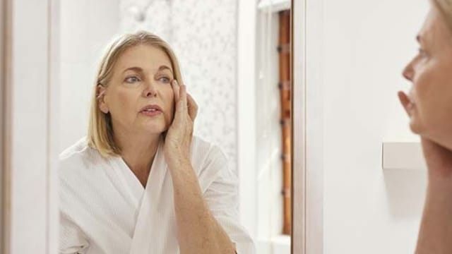 Look out for green vegetables like spinach as it help you in preventing wrinkle formation
