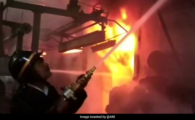 दिल्ली के कीर्ति नगर इलाके में लगी भीषण आग, मौके पर दमकल की 10 गाड़ियां मौजूद