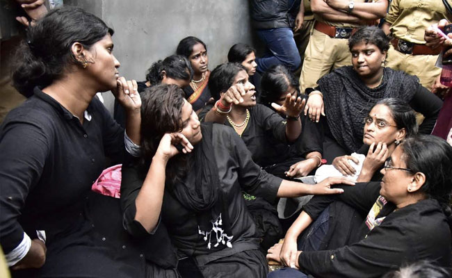 Sabarimala Protests Updates: 2 Women Blocked By Protestors 1 Km From Sabarimala Temple In Kerala