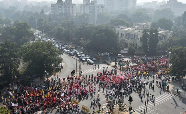 Maharashtra Farmer Falls Off Building During Delhi Rally, Dies
