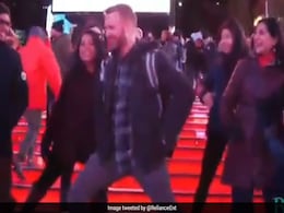 Sara Ali Khan के गाने पर विदेशियों ने मारे ठुमके, न्यू यॉर्क में ऐसे मारी लोगों ने आंख, देखें VIDEO Sara Ali Khan के गाने पर विदेशियों ने मारे ठुमके, न्यू यॉर्क में ऐसे मारी लोगों ने आंख, देखें VIDEO