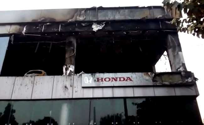 दिल्ली के कार शो रूम में लगी भीषण आग, 15 से ज्यादा गाड़िया जलकर खाक