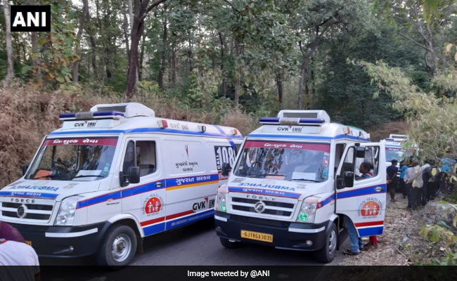 गुजरात: 200 फुट गहरी खाई में गिरी बस, 8 छात्रों सहित 10 की मौत
