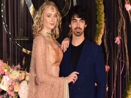 Priyanka Chopra-Nick Jonas' Reception: Sophie Turner Did House Stark Proud In A Sabyasachi <i>Lehenga</i> Priyanka Chopra-Nick Jonas' Reception: Sophie Turner Did House Stark Proud In A Sabyasachi <i>Lehenga</i>