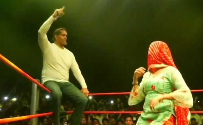 सपना चौधरी ने कुश्ती के रिंग में घूंघट ओढ़कर लगाए ठुमके, पहलवान खली ने यूं दिया साथ - देखें Video