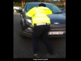 VIDEO: कार नहीं रोकी तो पुलिस अफसर चढ़ गया बोनट पर, तेज रफ्तार में भगाई तो... VIDEO: कार नहीं रोकी तो पुलिस अफसर चढ़ गया बोनट पर, तेज रफ्तार में भगाई तो...