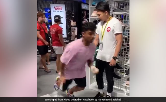 दुकान पर पहुंचा ग्राहक, फिर ऐसे लगाई दौड़, लोग समझने लगे चोर, वायरल हुआ VIDEO