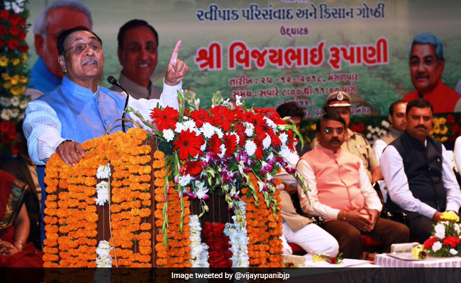 गुजरात में कांग्रेस छोड़कर भाजपा के टिकट पर चुनाव लड़ने वाले चार विधायकों ने ली शपथ