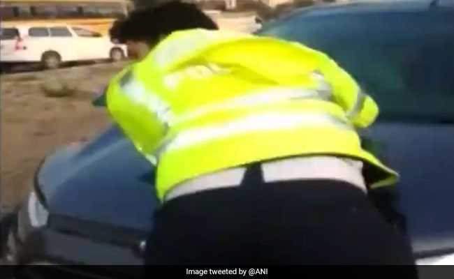 रॉन्ग साइड से आ रही थी कार, रोकने की कोशिश तो ट्रैफिक पुलिस को बोनट पर घसीटता ले गया, देखें VIDEO